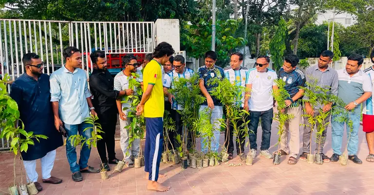 কক্সবাজারে ফুটবলপ্রেমীদের এক হাজার গাছের চারা রোপণ ও বিতরণ কর্মসূচি